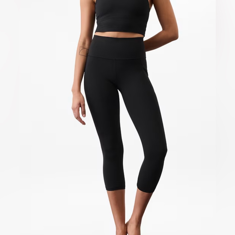 Athleta Salutation Stash Pocket II Capri Black Size Large Activewear